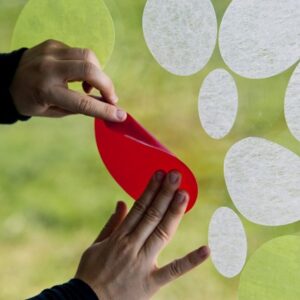 Gecko Hafttextilie: Hand die ein Ausschnitt ans Glas klebt
