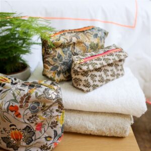 Designers Guild Kulturbeutel Brocart Sepia Lifestyle-2