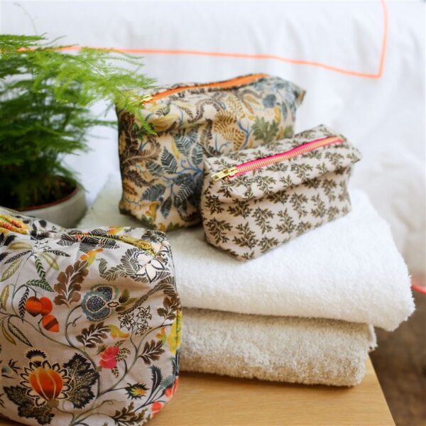 Designers Guild Kulturbeutel Brocart Sepia Lifestyle-2